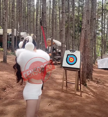 Ăn mặc táo bạo chơi bắn cung, cô gái làm dấy lên tranh cãi giữa gợi cảm và phản cảm