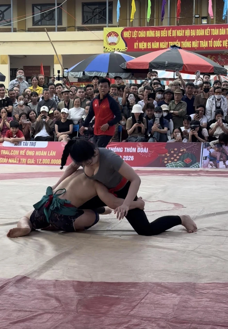 Anh Thơ trên sới vật thì “hổ báo” nhưng về biển thì hoá tiên cá ngoan hiền.