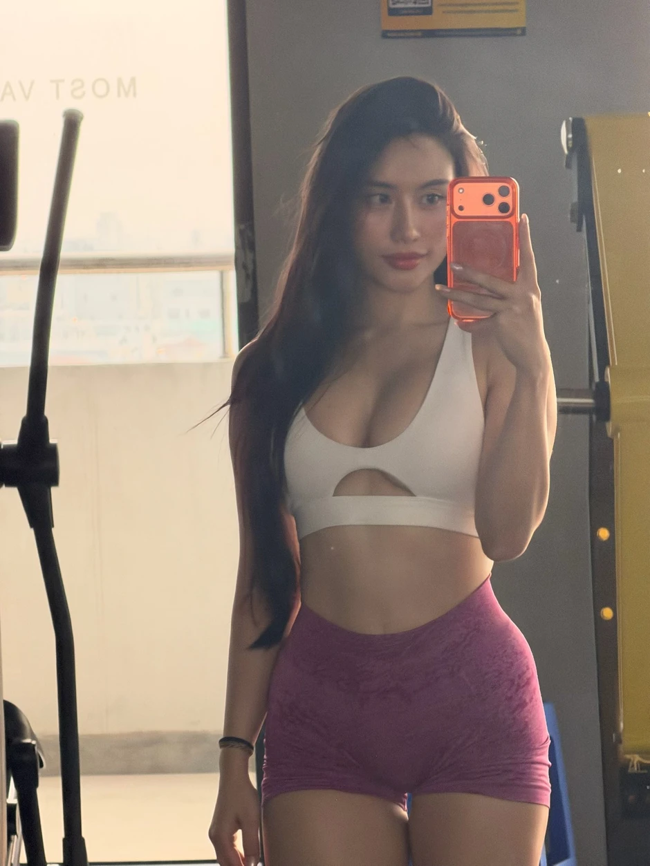 Bạn thân Lê Bống "khoe" thành tựu giữ dáng, sau Tết vẫn tự tin diện đồ hở eo Bạn thân Lê Bống "khoe" thành tựu giữ dáng, sau Tết vẫn tự tin diện đồ hở eo