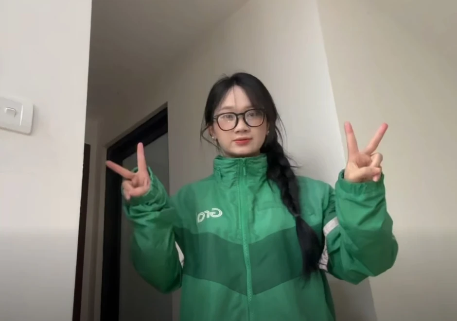 Bắt gặp cô gái chạy Grab, CĐM ngỡ ngàng trước nhan sắc dịu dàng đến khó tin Bắt gặp cô gái chạy Grab, CĐM ngỡ ngàng trước nhan sắc dịu dàng đến khó tin