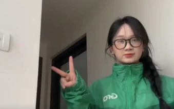 Bắt gặp cô gái chạy Grab, CĐM ngỡ ngàng trước nhan sắc dịu dàng đến khó tin