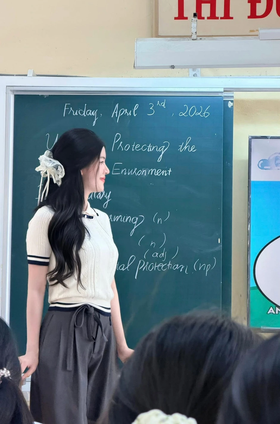 Bật mí sức hút của cô giáo tiếng Anh "nhà người ta": Vừa giỏi vừa duyên, thảo nào người xem "mê tít"!