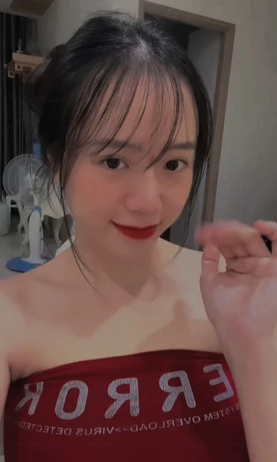 Bắt trend theo kiểu độc lạ, Mai Linh Zuto khiến anh em game thủ "đỏ mặt" với hành động này