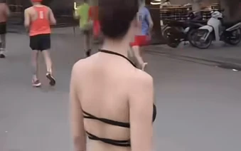 Bị chỉ trích vì thời trang chạy bộ hở bạo, cô gái trẻ không ngại "combat" tay đôi với cộng đồng mạng