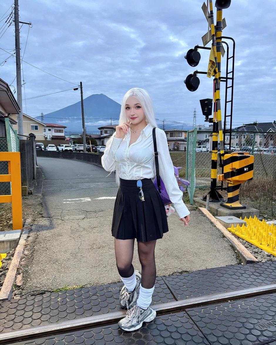 Biến hình thành Gojo Satoru bên hồ bơi, hóa ra đây là cách nữ coser 2 triệu follow "hút view" trên MXH Biến hình thành Gojo Satoru bên hồ bơi, hóa ra đây là cách nữ coser 2 triệu follow "hút view" trên MXH