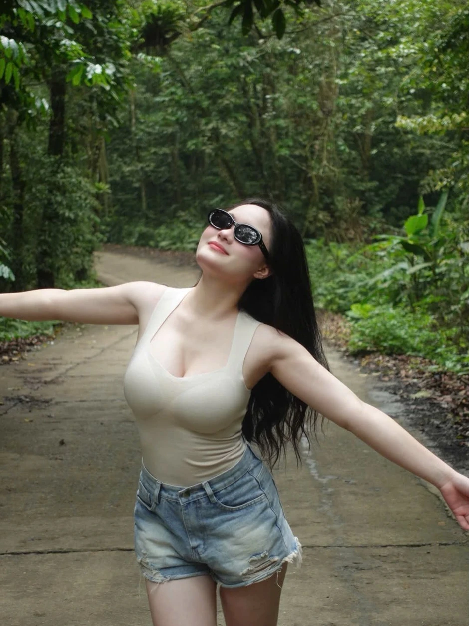 Bộ ảnh "núi rừng" không góc chết của hot girl xinh đẹp, hot rần rần MXH những ngày vừa qua Bộ ảnh "núi rừng" không góc chết của hot girl xinh đẹp, hot rần rần MXH những ngày vừa qua