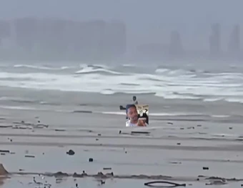 Cặp đôi có hành động không phù hợp giữa mưa to sóng lớn ở bãi biển, dân mạng dậy sóng