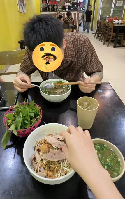 Cặp đôi quay TikTok gây tranh cãi: Hài hước giải trí hay "content r.á.c" dạy hư giới trẻ?