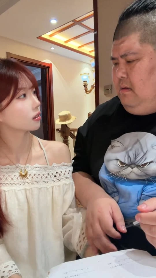 Cặp vợ chồng "đũa lệch", khiến CĐM không khỏi bàn tán xôn xao