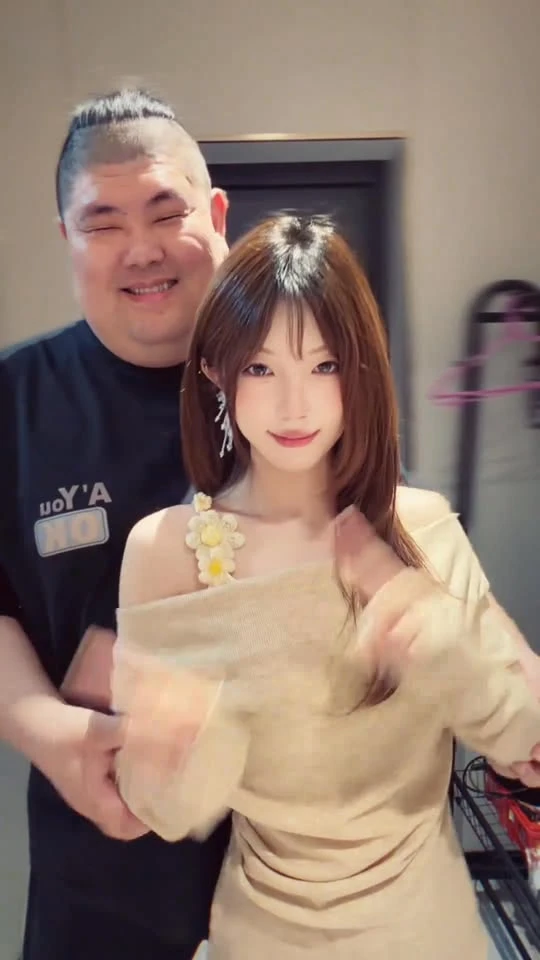 Cặp vợ chồng "đũa lệch", khiến CĐM không khỏi bàn tán xôn xao