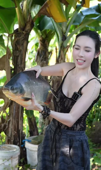 Câu cá giữa trời nắng 40 độ, hot girl bất ngờ viral MXH