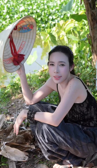 Câu cá giữa trời nắng 40 độ, hot girl bất ngờ viral MXH