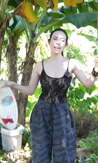 Câu cá giữa trời nắng 40 độ, hot girl bất ngờ viral MXH
