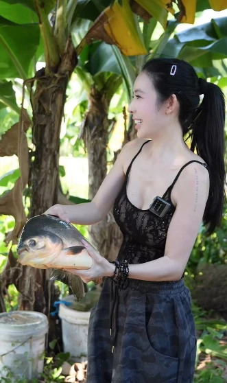 Câu cá giữa trời nắng 40 độ, hot girl bất ngờ viral MXH
