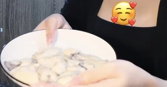 Chân ướt chân ráo sáng tạo nội dung ẩm thực, cô gái TikTok đã khiến cộng đồng bất ngờ khi chế biến hàu