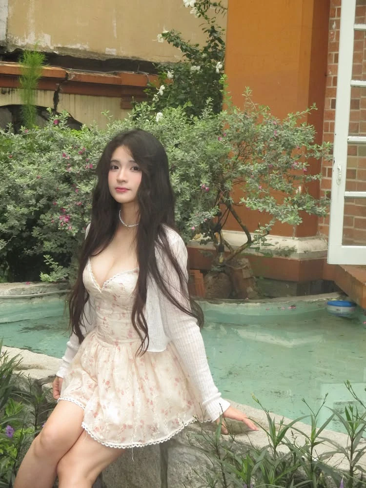 Check-in nắm tay "Messi", fan nữ nóng bỏng gây bão mạng Check-in nắm tay "Messi", fan nữ nóng bỏng gây bão mạng