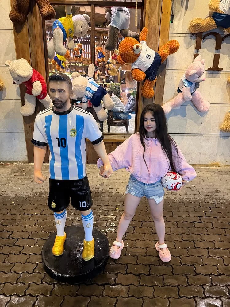 Check-in nắm tay "Messi", fan nữ nóng bỏng gây bão mạng Check-in nắm tay "Messi", fan nữ nóng bỏng gây bão mạng