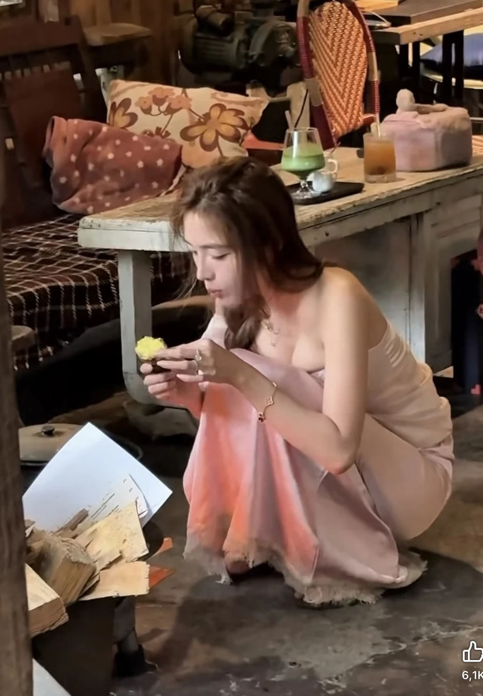 Chỉ ngồi ăn khoai, hot girl cũng nhận được cơn mưa lời khen có cánh