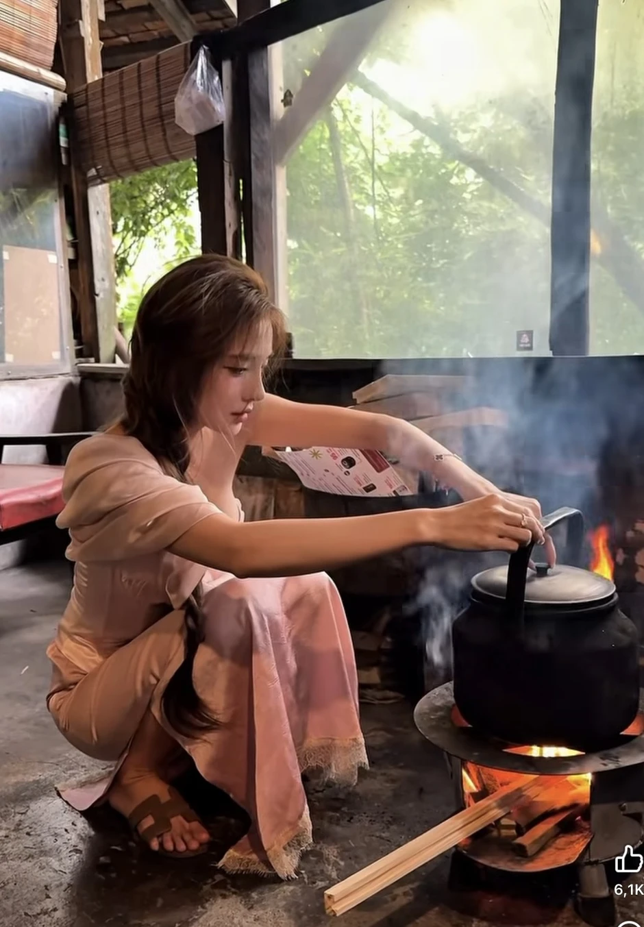Chỉ ngồi ăn khoai, hot girl cũng nhận được cơn mưa lời khen có cánh