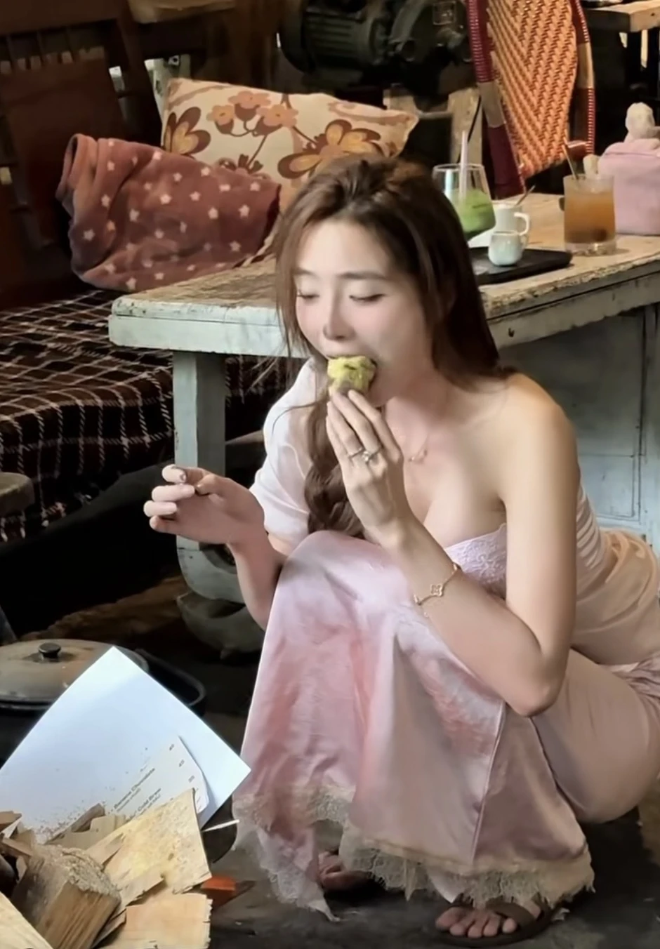 Chỉ ngồi ăn khoai, hot girl cũng nhận được cơn mưa lời khen có cánh