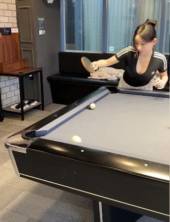 Chơi bida bằng vợt bóng bàn, hot girl bất ngờ viral vì quá "điệu nghệ"