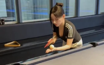 Chơi bida bằng vợt bóng bàn, hot girl bất ngờ viral vì quá "điệu nghệ"