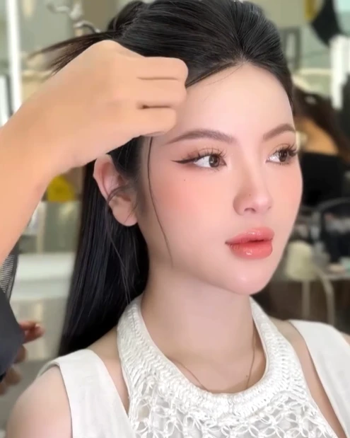 Chu Thanh Huyền đáp trả bình luận chê Q1 'tí hon' khiến cộng đồng mạng bất ngờ