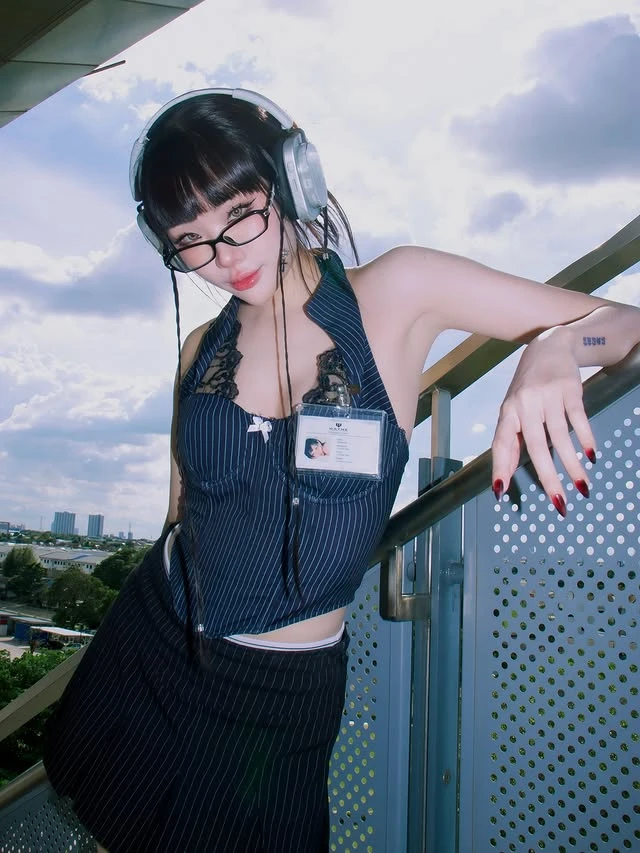 Chụp ảnh trên tàu điện, hot girl bất ngờ viral