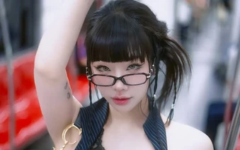 Chụp ảnh trên tàu điện, hot girl bất ngờ viral