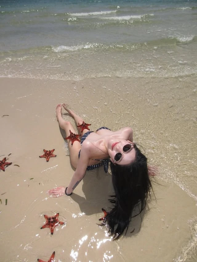 Chụp ảnh với sao biển đẹp lung linh, thế nhưng cô nàng hot girl không nhận ra tác hại thật sự đằng sau hành động này