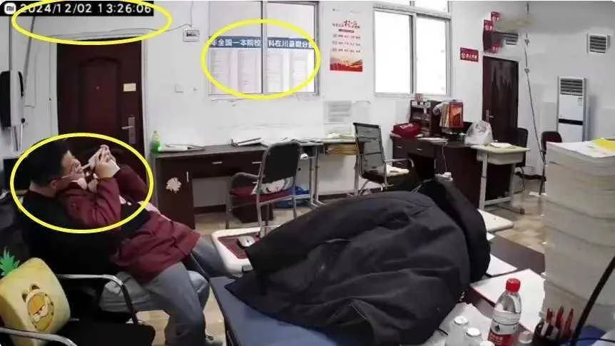 Clip 41 giây phanh phui hành động không thể chấp nhận của giáo viên và học sinh trong phòng làm việc