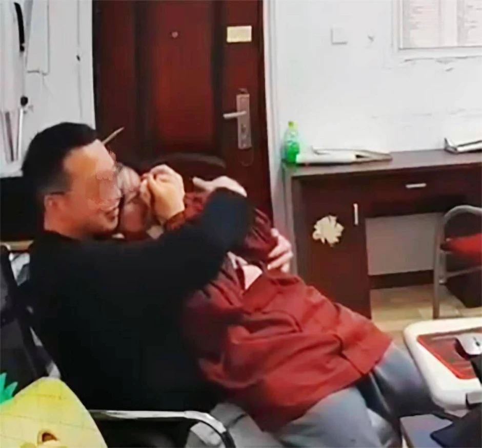 Clip 41 giây phanh phui hành động không thể chấp nhận của giáo viên và học sinh trong phòng làm việc