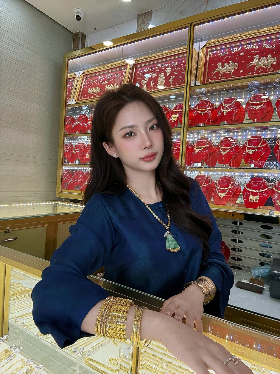 Cô chủ tiệm vàng "gây sốt" với nhan sắc đỉnh cao, chẳng thua kém gì bất cứ hot girl đình đám nào ở thời điểm hiện tại Cô chủ tiệm vàng "gây sốt" với nhan sắc đỉnh cao, chẳng thua kém gì bất cứ hot girl đình đám nào ở thời điểm hiện tại