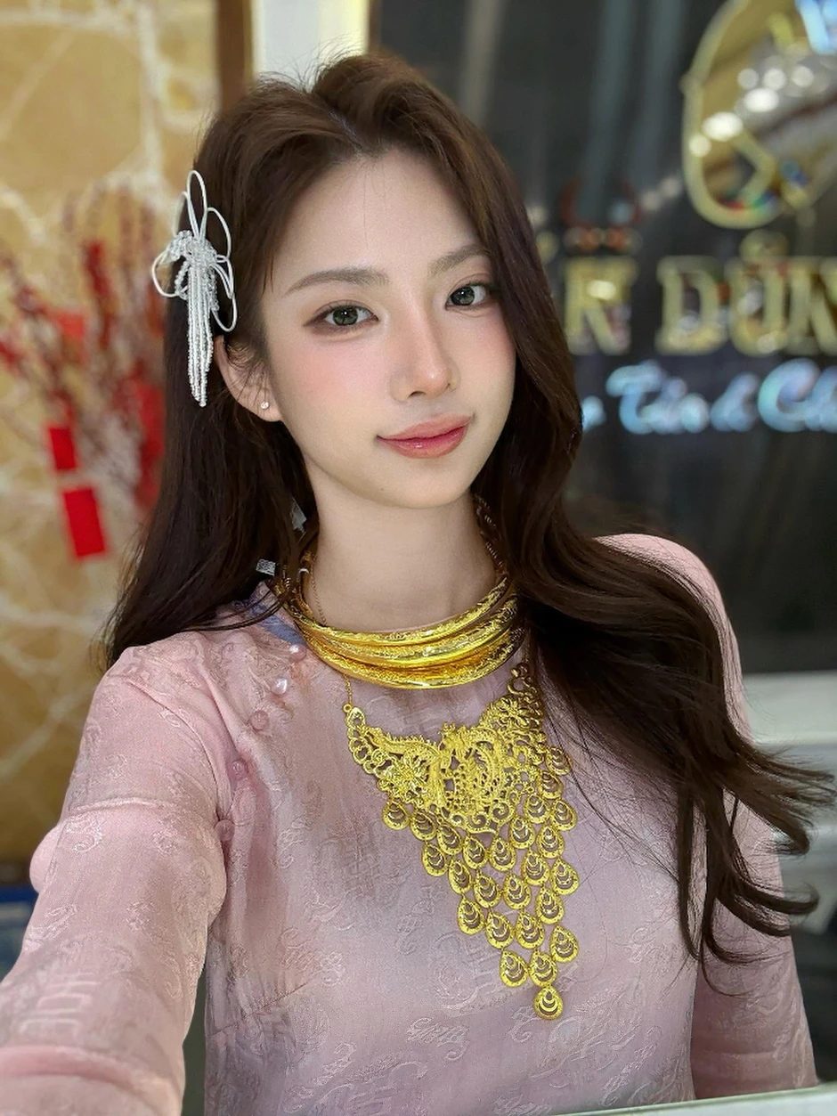 Cô chủ tiệm vàng "gây sốt" với nhan sắc đỉnh cao, chẳng thua kém gì bất cứ hot girl đình đám nào ở thời điểm hiện tại Cô chủ tiệm vàng "gây sốt" với nhan sắc đỉnh cao, chẳng thua kém gì bất cứ hot girl đình đám nào ở thời điểm hiện tại