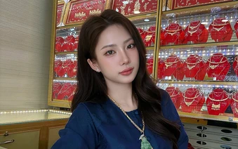 Cô chủ tiệm vàng "gây sốt" với nhan sắc đỉnh cao, chẳng thua kém gì bất cứ hot girl đình đám nào ở thời điểm hiện tại