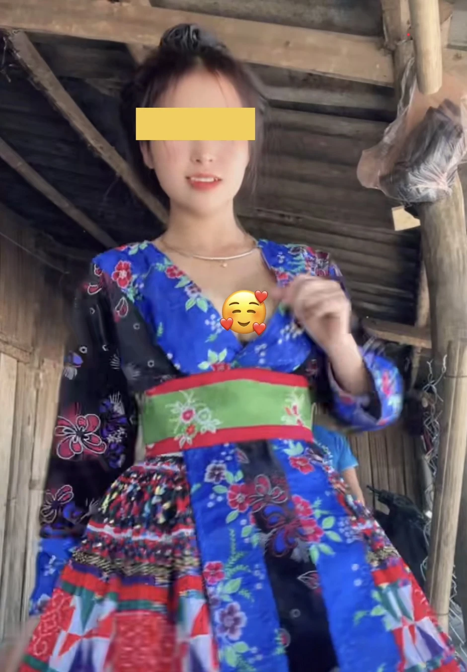 Cô gái bản lên xu hướng với phong cách hở bạo, bỏ ngoài tai bình luận trái chiều, dân tình ngao ngán về thuật toán của TikTok