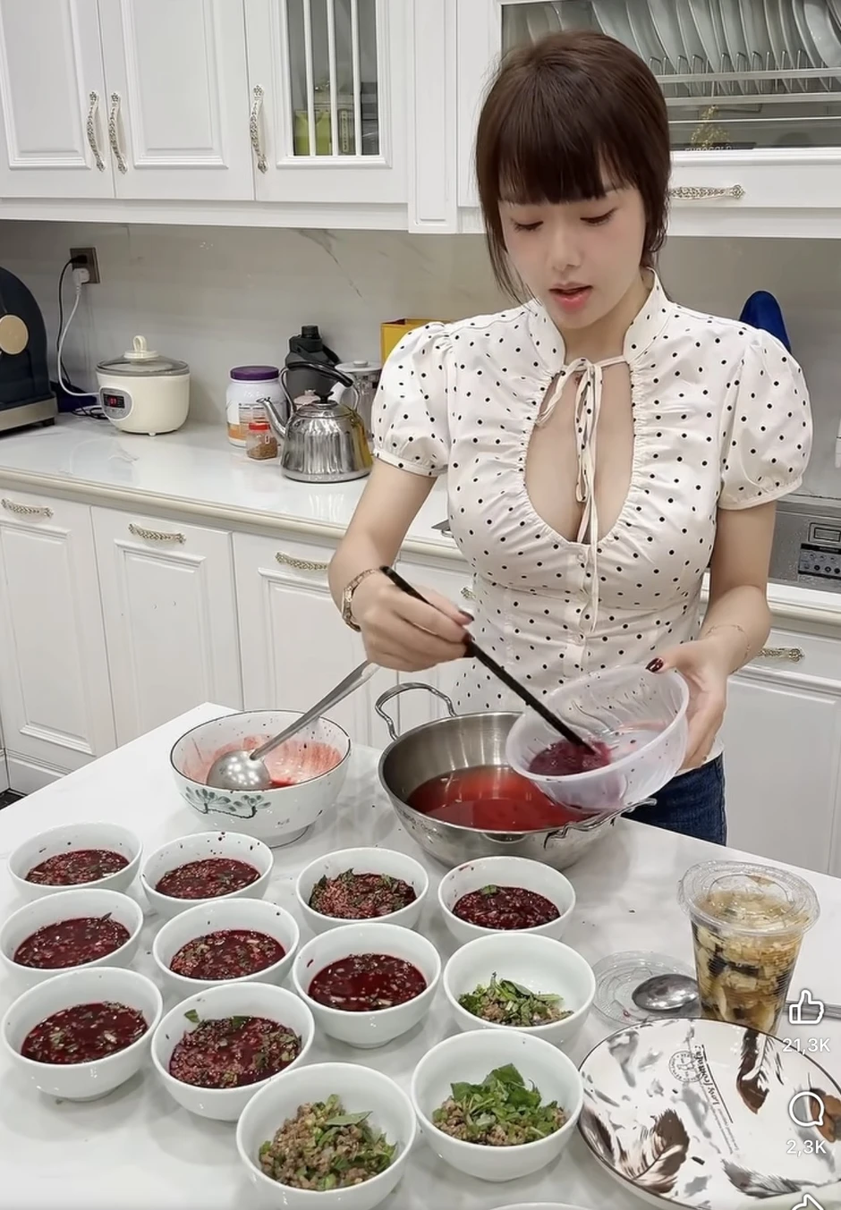 Cô giáo Hương trổ tài đứng bếp làm món khoái khẩu, clip nhận bão tương tác, fan tấm tắc "giỏi hết phần thiên hạ"