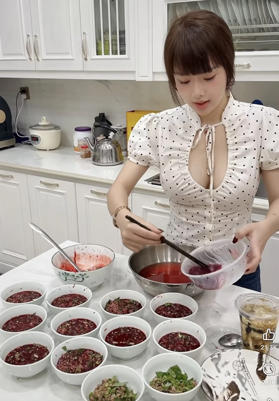 Cô giáo Hương trổ tài đứng bếp làm món khoái khẩu, clip nhận bão tương tác, fan tấm tắc "giỏi hết phần thiên hạ"