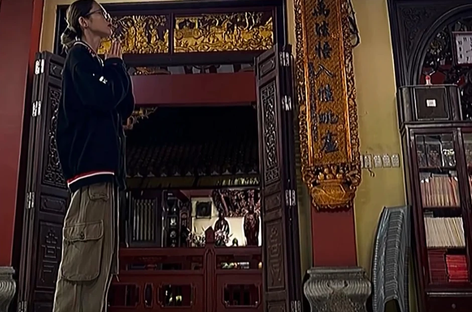Cổ vũ T1 tới mức "tâm linh" quá đà, fan girl bất ngờ viral trên MXH Cổ vũ T1 tới mức "tâm linh" quá đà, fan girl bất ngờ viral trên MXH