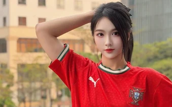 Công khai ủng hộ Ronaldo đến mức này, hot girl xinh đẹp khiến người xem thích thú