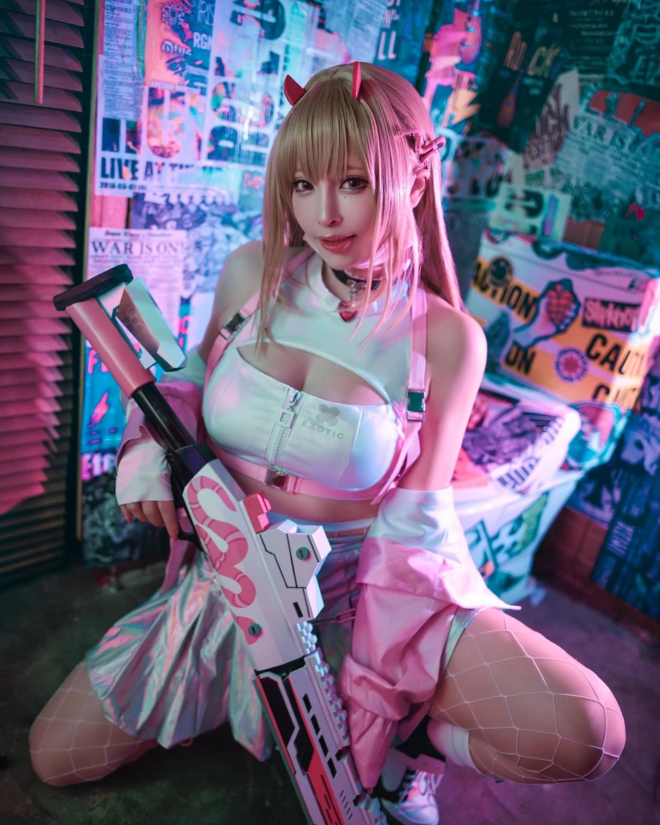 Coser "chơi lớn" dùng lửa thật ở hậu trường: Quá cháy hay quá liều?