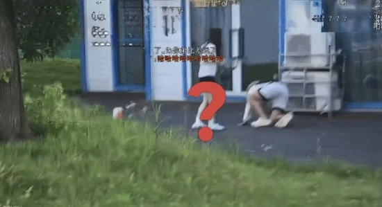 Cựu tuyển thủ nổi tiếng giả vờ ngã để nhìn trộm váy cô gái lạ, dư luận bùng nổ bức xúc