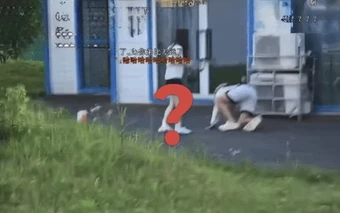 Cựu tuyển thủ nổi tiếng giả vờ ngã để nhìn trộm váy cô gái lạ, dư luận bùng nổ bức xúc