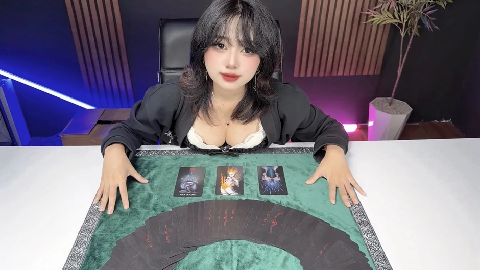 Đăng ảnh xem Tarot quá gợi cảm, nữ trọng tài VCS dính liên hoàn drama Đăng ảnh xem Tarot quá gợi cảm, nữ trọng tài VCS dính liên hoàn drama