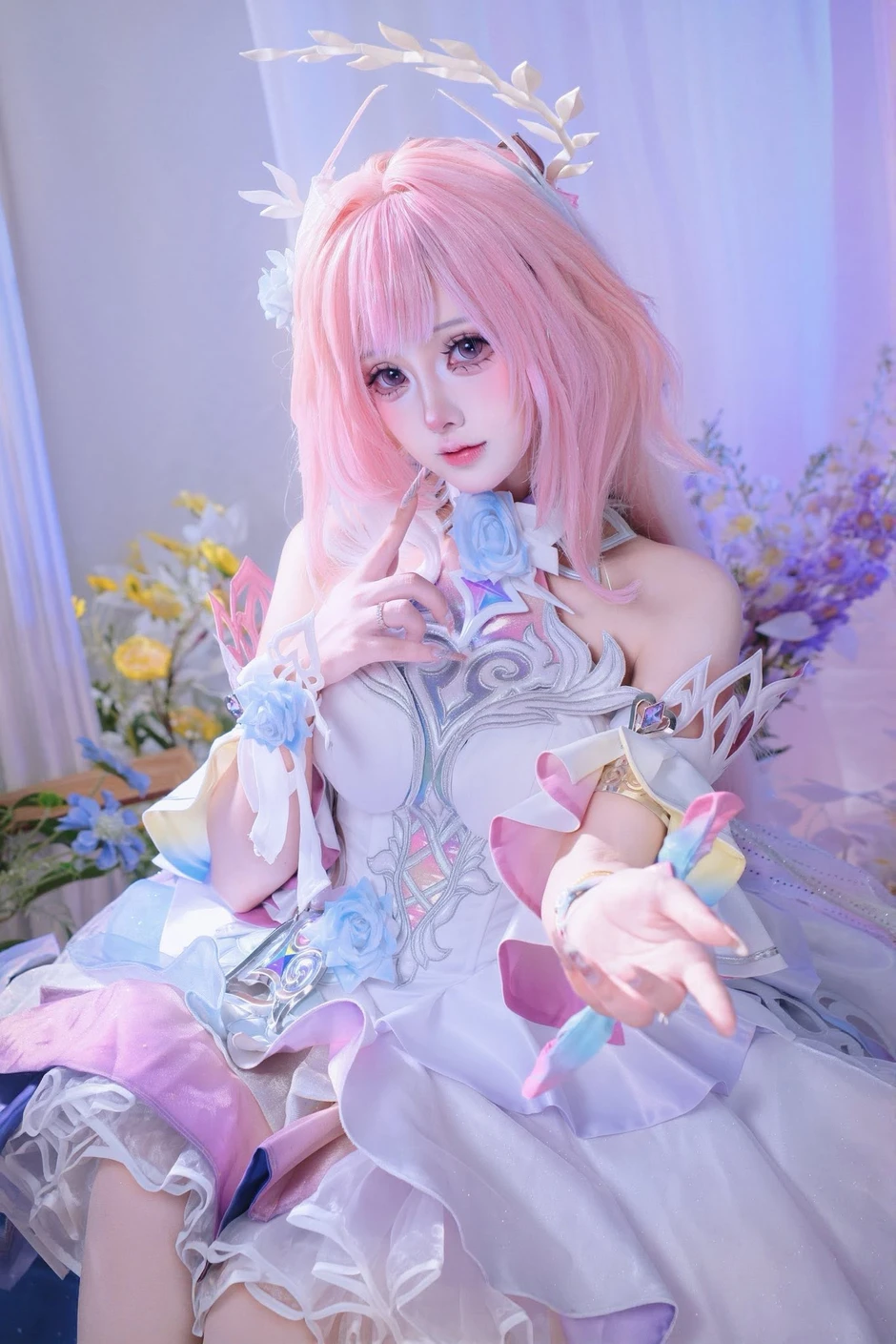 Đẳng cấp coser Việt: một tay bế con, một tay biến hình vẫn khiến người xem phải ngỡ ngàng, mê đắm