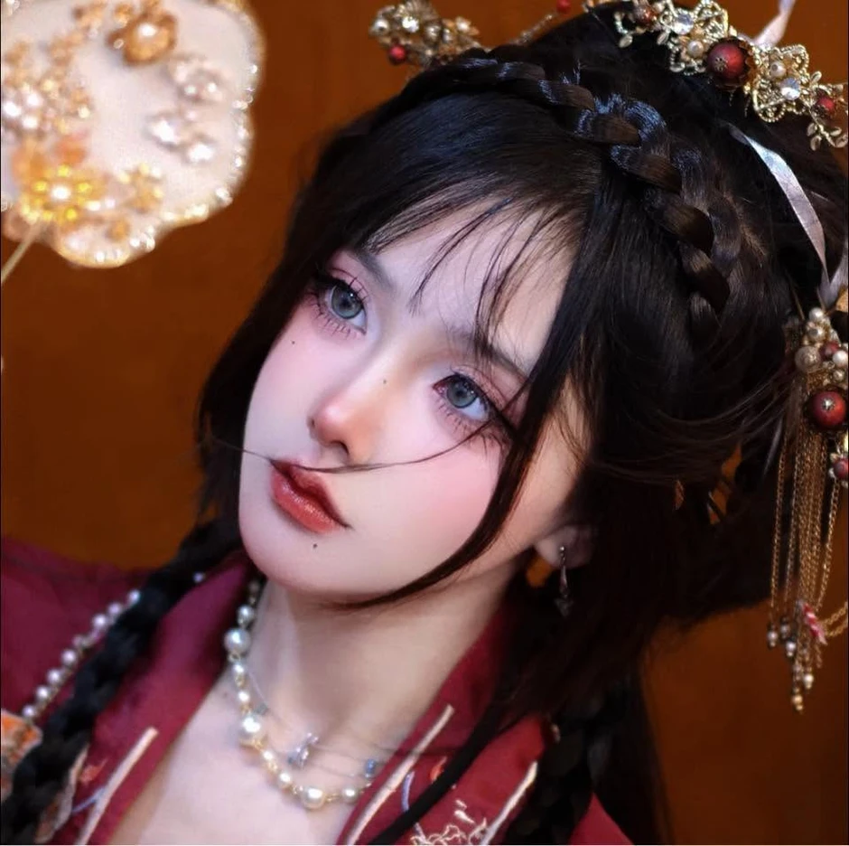 Đẳng cấp coser Việt: một tay bế con, một tay biến hình vẫn khiến người xem phải ngỡ ngàng, mê đắm