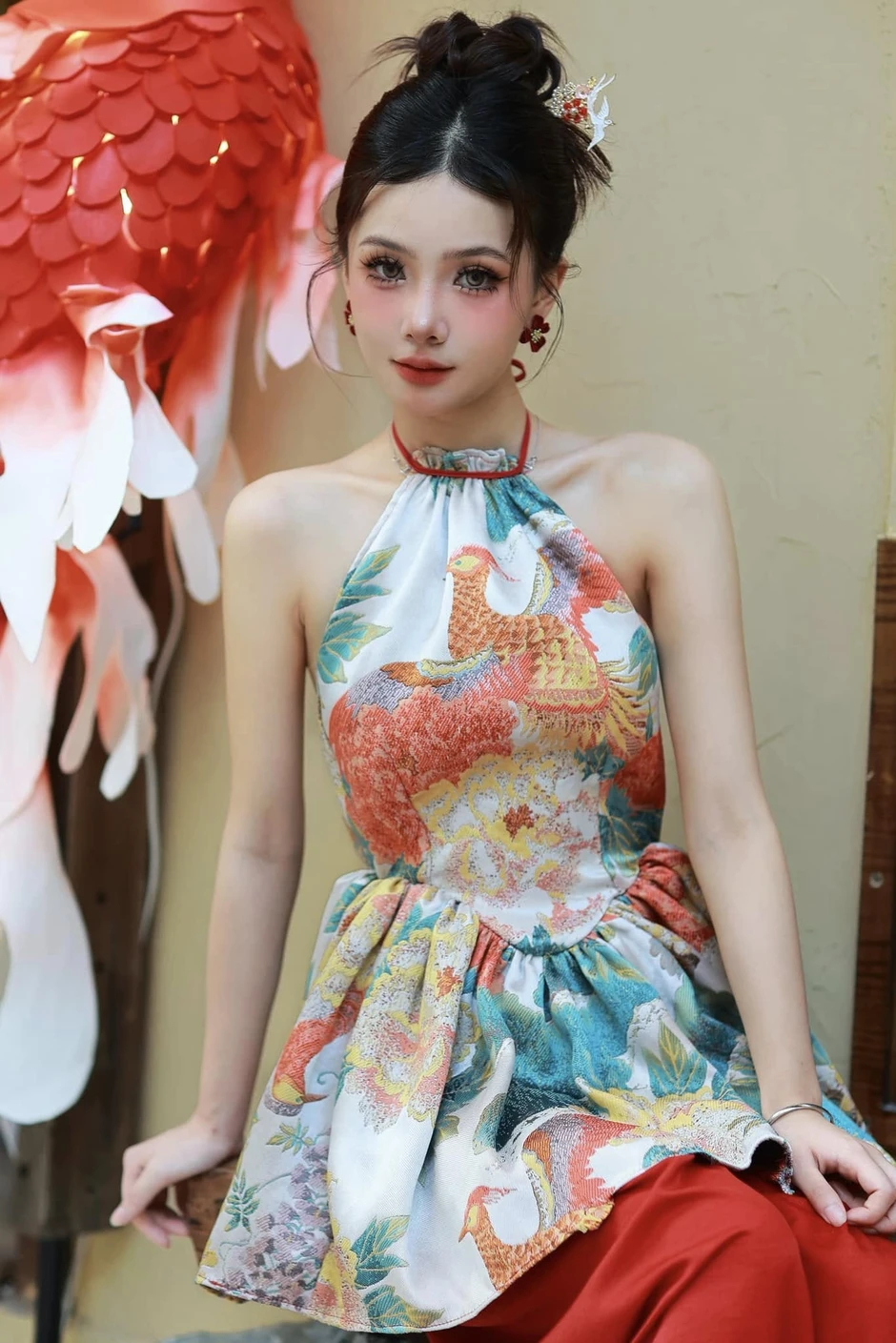 Đẳng cấp coser Việt: một tay bế con, một tay biến hình vẫn khiến người xem phải ngỡ ngàng, mê đắm