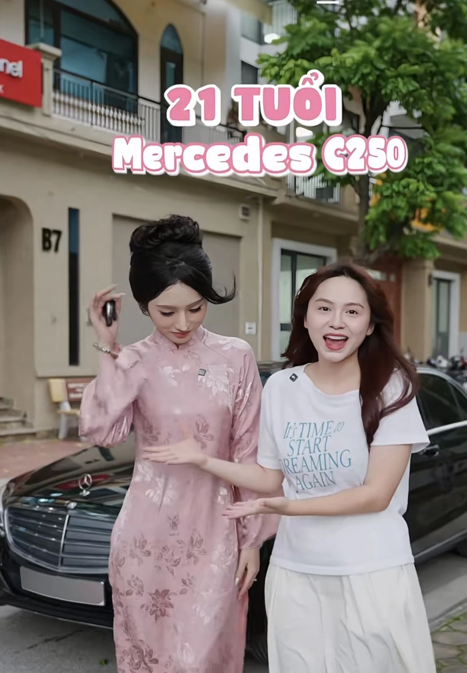 Đặng Thu Hà chung khung hình với hot girl phỏng vấn dạo, “bóc trần” xế hộp 1,7 tỷ Đặng Thu Hà chung khung hình với hot girl phỏng vấn dạo, “bóc trần” xế hộp 1,7 tỷ