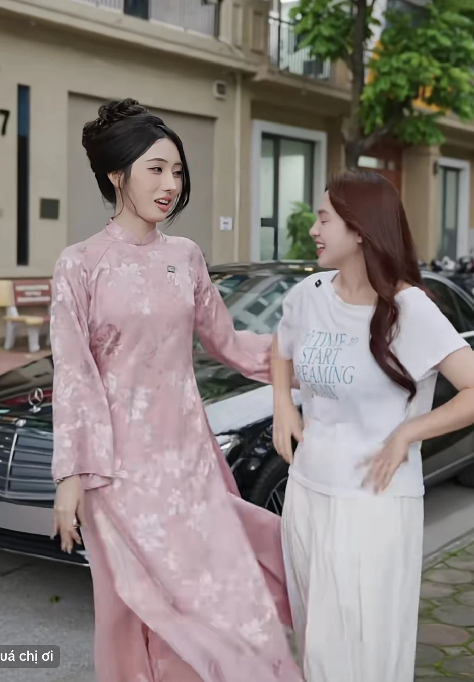 Đặng Thu Hà chung khung hình với hot girl phỏng vấn dạo, “bóc trần” xế hộp 1,7 tỷ Đặng Thu Hà chung khung hình với hot girl phỏng vấn dạo, “bóc trần” xế hộp 1,7 tỷ