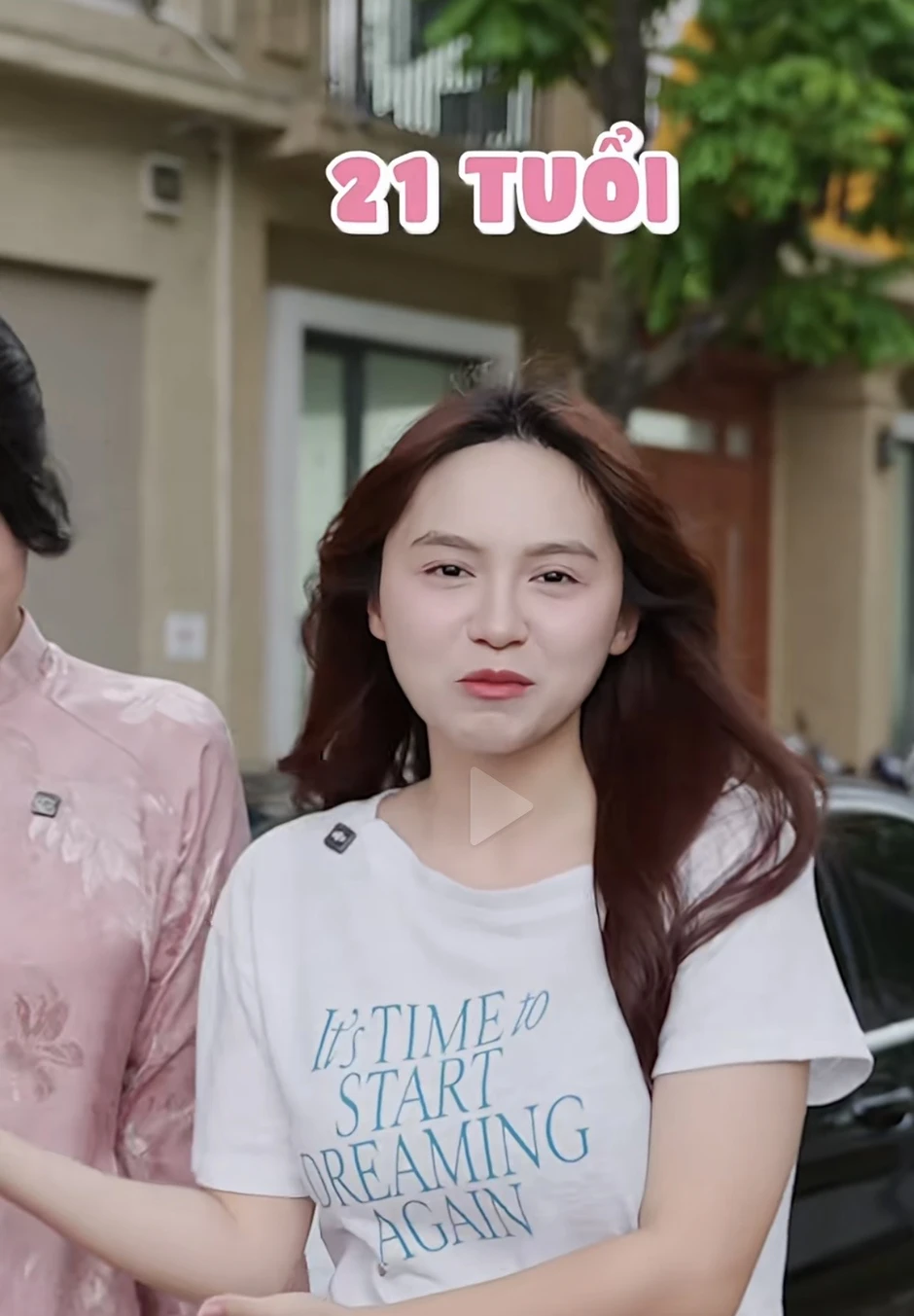 Đặng Thu Hà chung khung hình với hot girl phỏng vấn dạo, “bóc trần” xế hộp 1,7 tỷ Đặng Thu Hà chung khung hình với hot girl phỏng vấn dạo, “bóc trần” xế hộp 1,7 tỷ